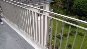 Balkonanlage pulverlackbeschichtet mit Edelstahlhandlauf