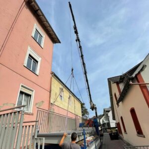 Entladung der Balkone auf der gesperrten Straße vor dem Haus