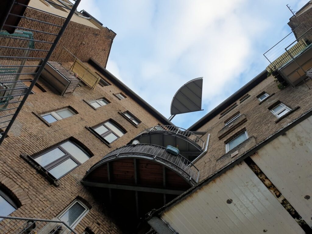 Einhub der Balkonanlage über das Haus