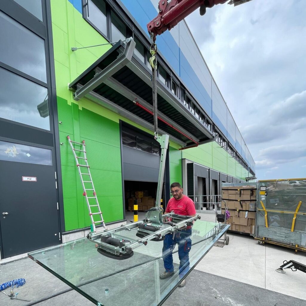 Glasscheibenmontage mit Vakuumsauger