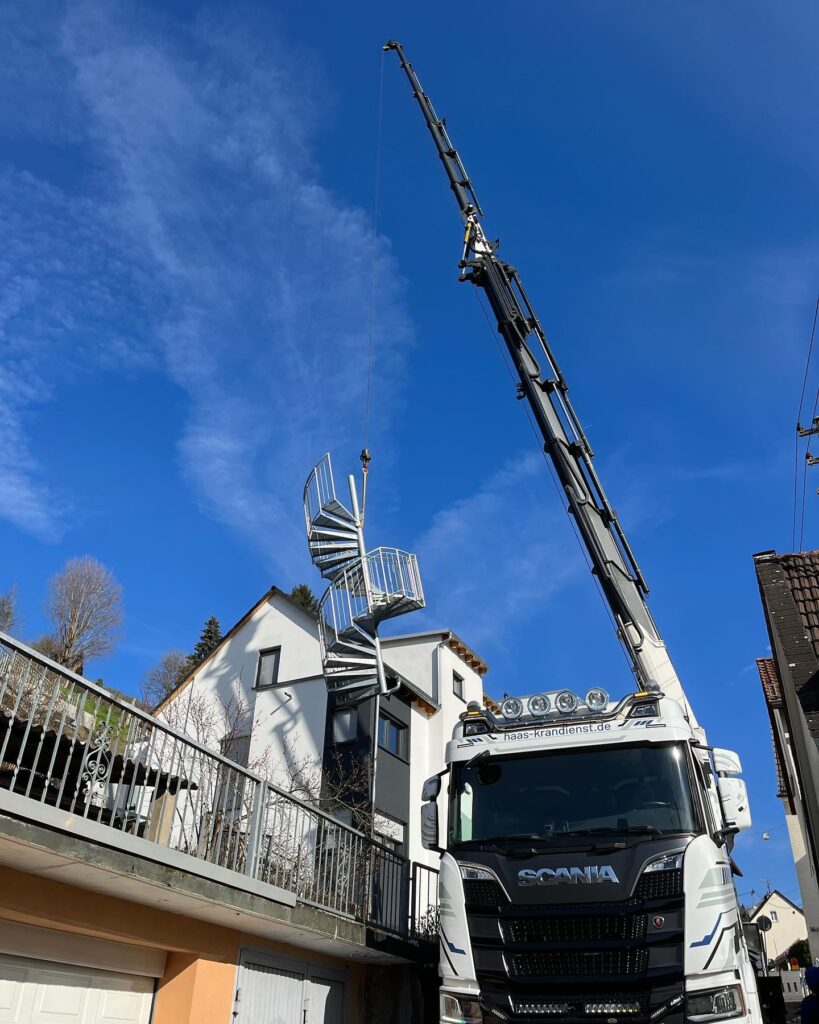 Kranmontage der Spindeltreppe