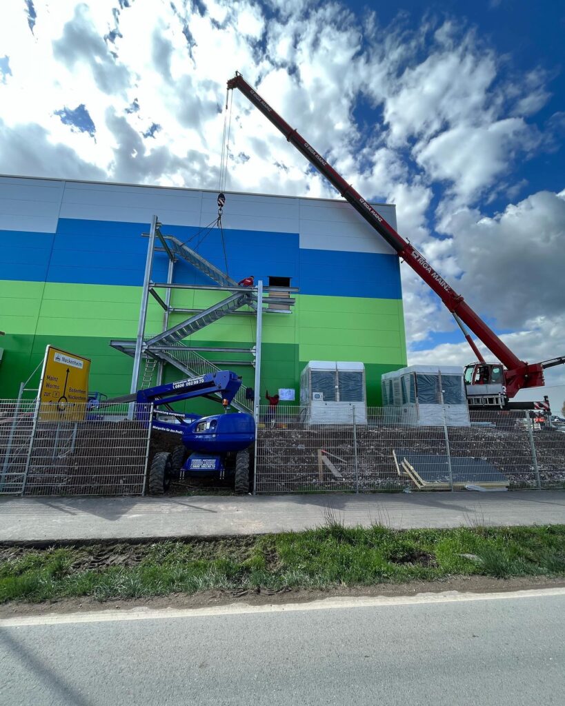 Montage mit Kran einer große Treppenanlage in Bodenheim