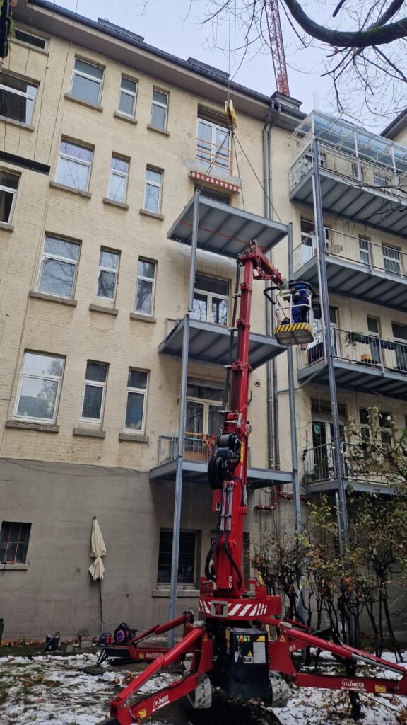 Montage von 4 Balkonen mit Minikran und RIGA-Kran