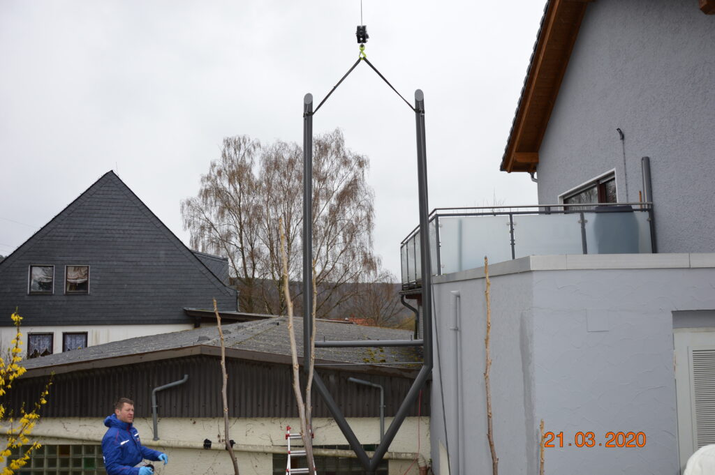 Montage der Abspannung mit Kran