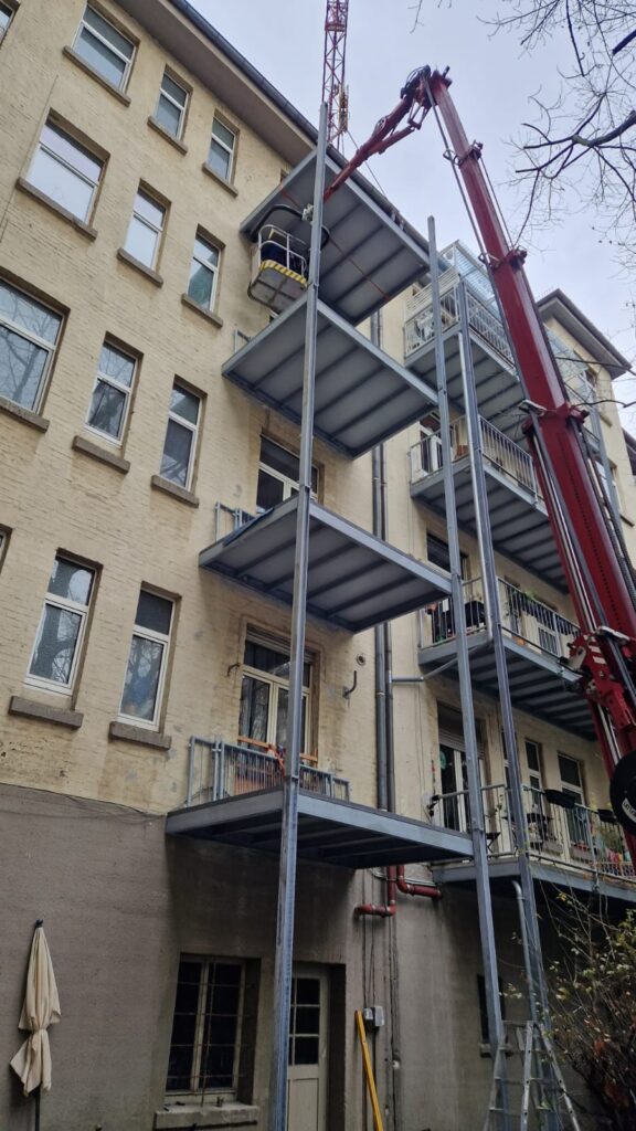 Montage von 4 Balkonen mit Arbeitskorb