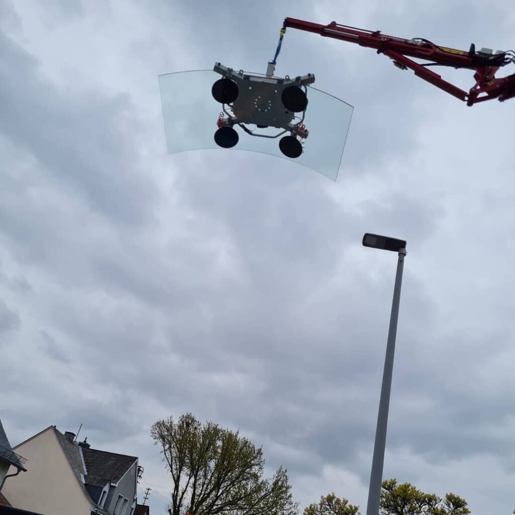 Scheibenmontage mit dem Minikran in Rauenthal