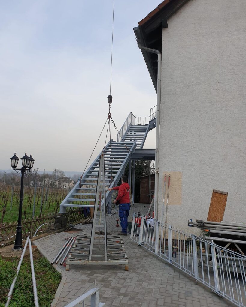 Treppenmontage mit Kran