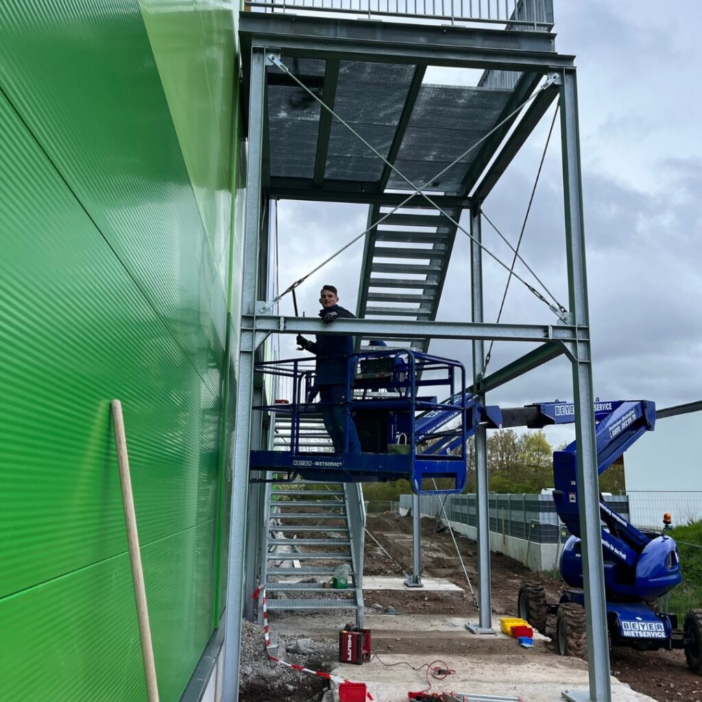 Treppenturmmontage im Arbeitskorb