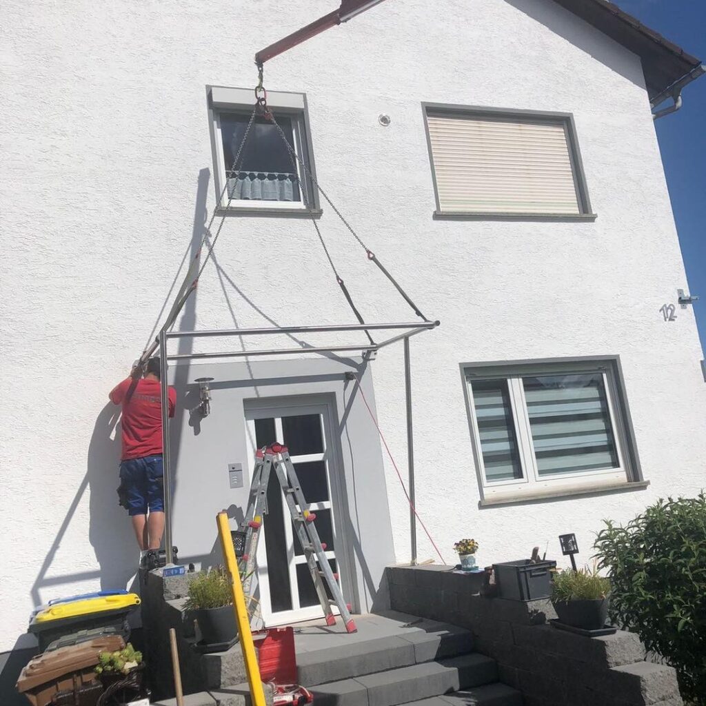 Vordachmontage in Hettenhain mit dem Minikran