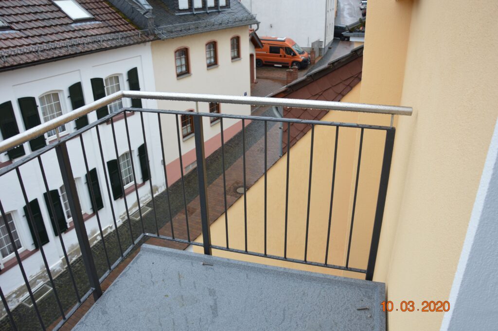 Balkonanlage Rauenthal pulverbeschichteten Geländer, Edelstahlhandlauf und Balkoplanplatte