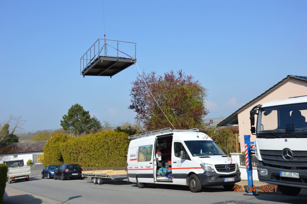 Balkonmontage mit Kran