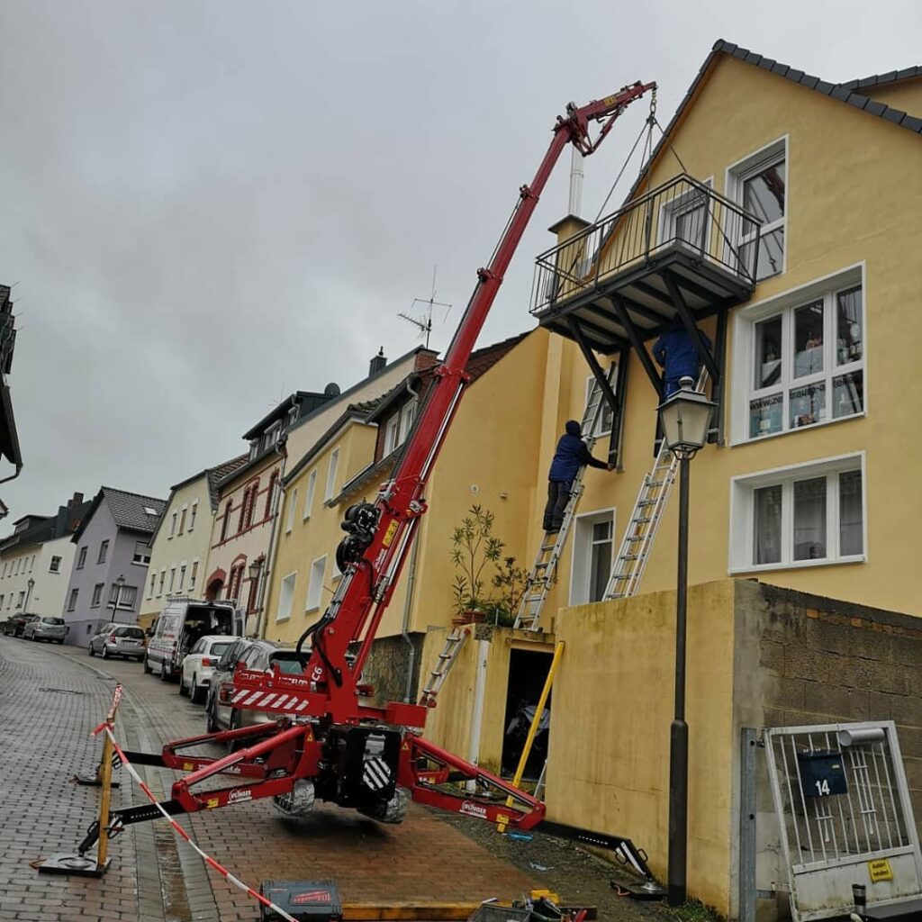 Balkonmontage mit unserem Minikran