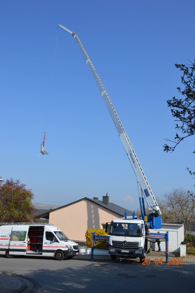 Kraneinsatz über das Haus