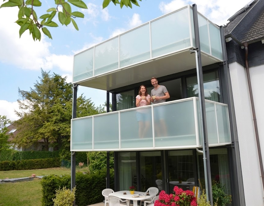 Zufriedene Iflinger-Kunden auf ihrem Anbaubalkon